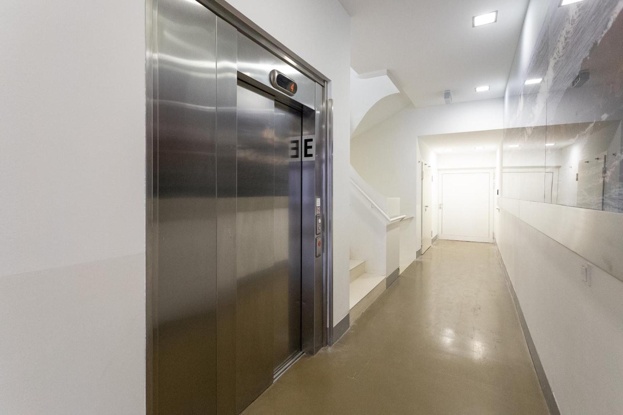 Private Room With Ac- Microwave, Personal Fridge & Metro Access - 7 Min To Center 维也纳 外观 照片