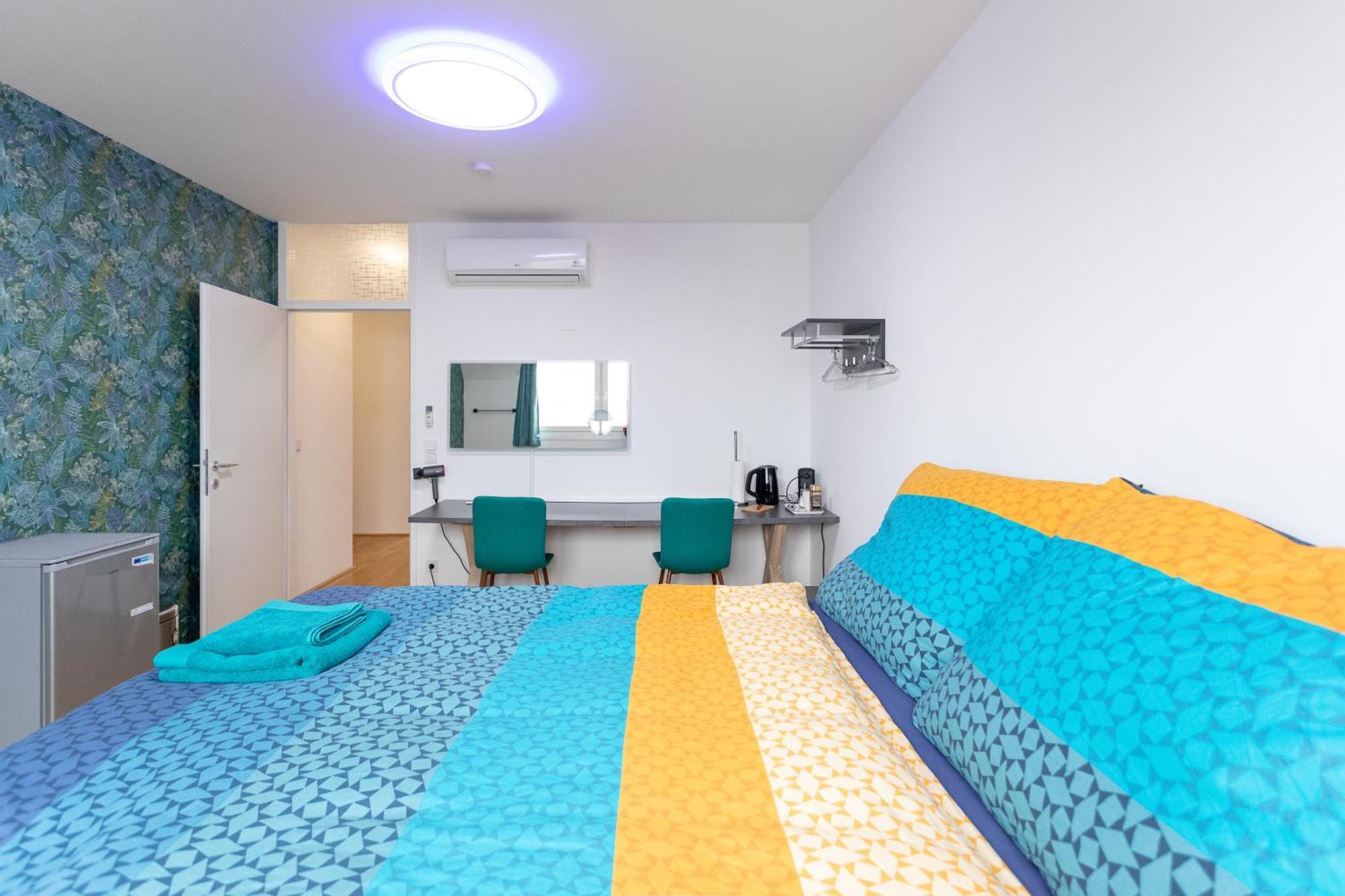 Private Room With Ac- Microwave, Personal Fridge & Metro Access - 7 Min To Center 维也纳 外观 照片